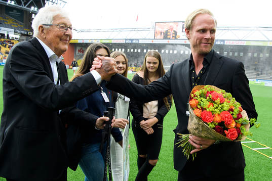 Elfsborgs Carl-Axel Ekman gratuleras på 95-årsdagen av IF