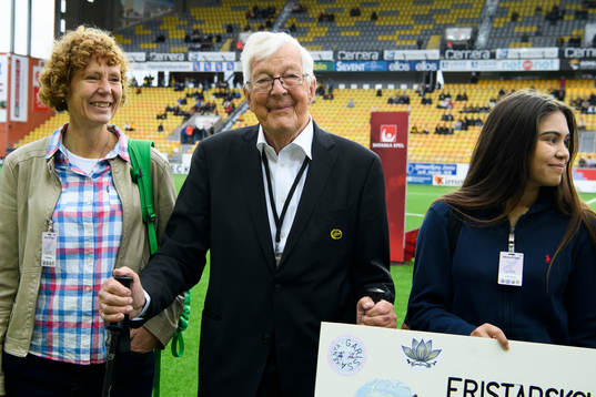 Elfsborgs Carl-Axel Ekman tar emot en check från
