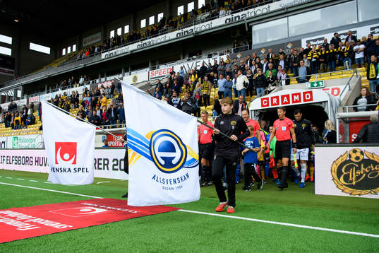 Lagen kommer in på arenan