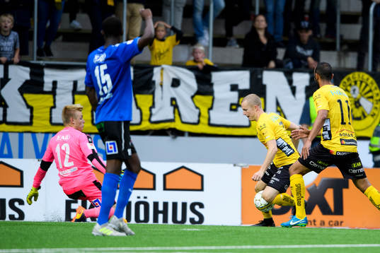 Elfsborgs Daniel Gustavsson tar sig igenom Halmstads