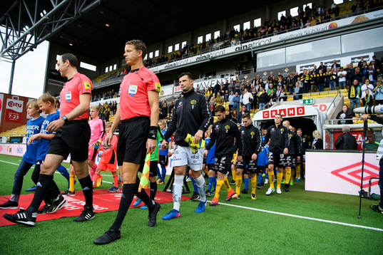 Lagen kommer in på arenan