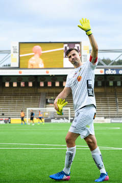 Elfsborgs målvakt Kevin Stuhr Ellegaard tackar supportrarna