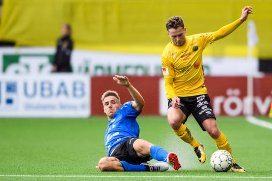 Elfsborgs Adam Lundqvist och Halmstads Johan Oremo