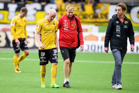 Elfsborgs Simon Lundevall lämnar planen med skada