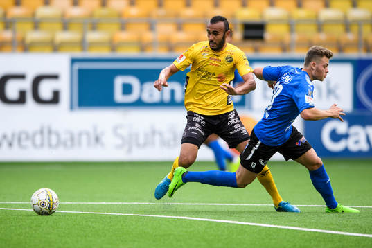 Elfsborgs Issam Jebali och Halmstads Gabriel Gudmundsson
