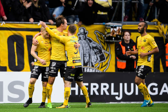 Elfsborgs Daniel Gustavsson jublar ihop med Viktor Prodell,
