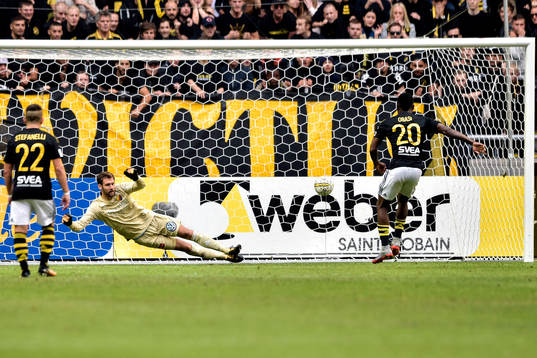 s Chinedu Ogbuke Obasi gör 1-0 bakom Djurgårdens målvakt