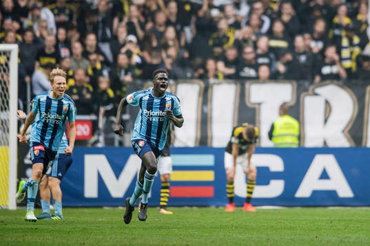 Djurgårdens Aliou Badji gör 1-1 och jublar