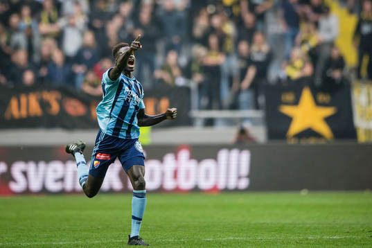 Djurgårdens Aliou Badji gör 1-1 och jublar