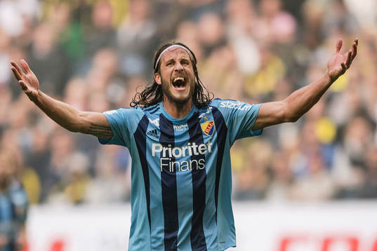 Djurgårdens Jonas Olsson reagerar mot domaren