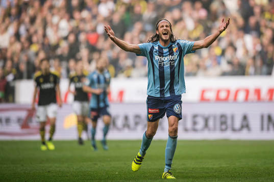 Djurgårdens Jonas Olsson reagerar mot domaren