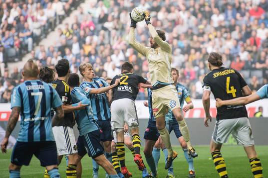Djurgårdens målvakt Andreas Isaksson med en räddning
