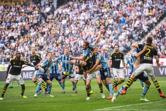 Djurgårdens Jonas Olsson och Niklas Gunnarsson i en duell