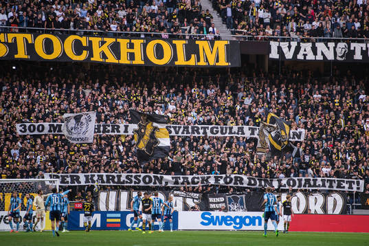 s supportrar håller upp en hyllningsbanderoll till Per