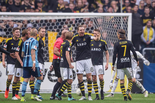 s Nils-Eric Johansson reagerar mot domare Stefan Johannesson