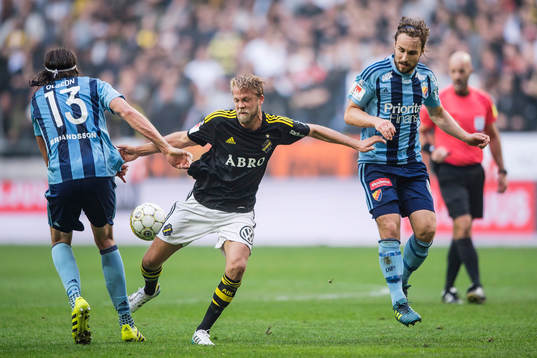 s Daniel Sundgren mot Djurgårdens Jonas Olsson och Kevin