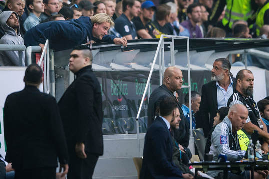 Djurgårdens assisterande tränare Hugo Berggren pratar med