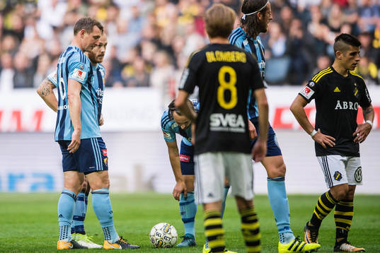 Djurgårdens Kim Källström och Magnus Eriksson diskuterar