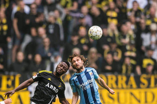 s Chinedu Ogbuke Obasi och Djurgårdens Kevin Walker