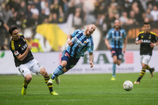 s Stefan Ishizaki fäller Djurgårdens Magnus Eriksson