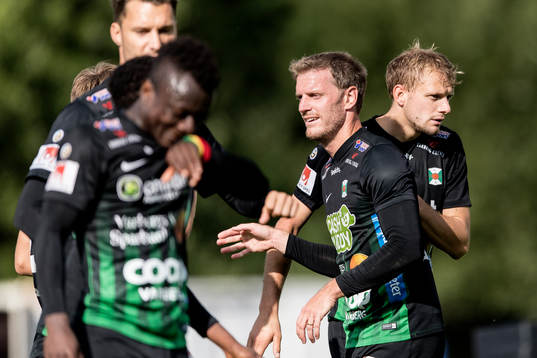 Varbergs Jakob Olsson (h) har gjort 3-1 och laget jublar