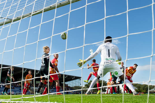 Varbergs Anton Liljenbäck (ej i bild) nickar in 2-1