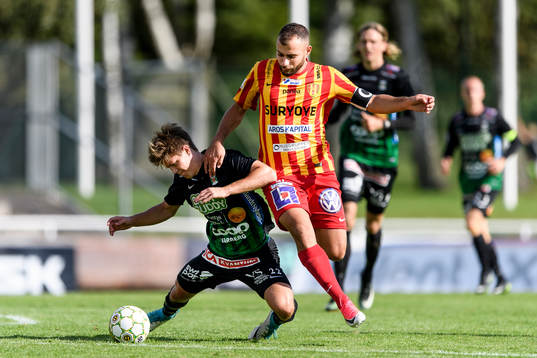 Varbergs Joel Palmqvist och Syrianskas Mattias Genc