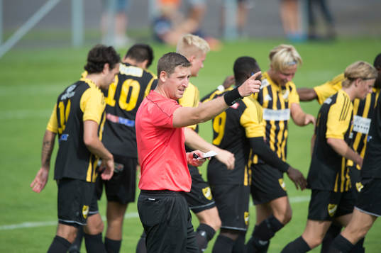 Domaren blåser för mål i matchen i division 2 mellan IFK