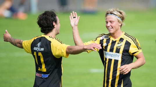 IFK Hässleholms Karim Al-Asi och Gustaf Lindroth jublar i