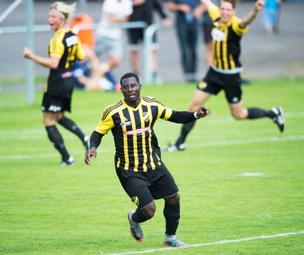 IFK Hässleholms Mike Andrew jublar i matchen i division 2