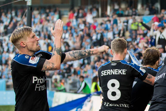 IFK Göteborgs Sebastian Eriksson jublar mot publiken