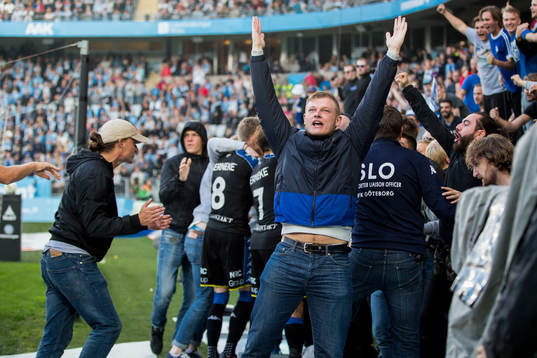 IFK Göteborgs supportrar inne på plan