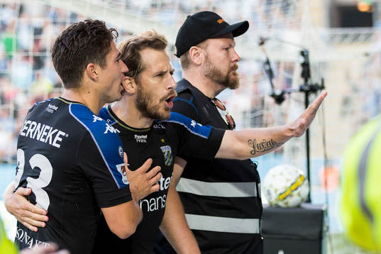 IFK Göteborgs Tobias Hysén försöker lugna publiken