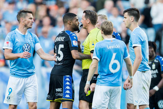 IFK Göteborgs Kristopher Da Graca i diskussion med domare