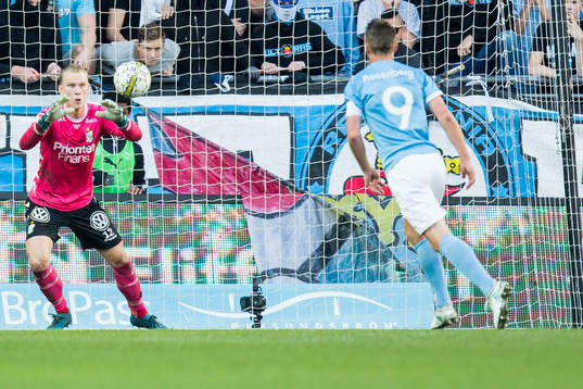 IFK Göteborgs målvakt Pontus Dahlberg räddar Malmö FFs