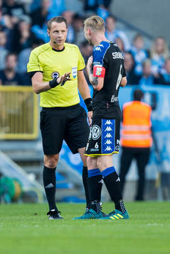 Domare Andreas Ekberg i diskussion med IFK Göteborgs