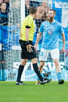 Malmö FFs Jo Inge Berget i diskussion med domare Andreas