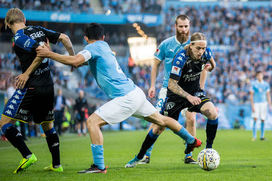 IFK Göteborgs Mikkel Diskerud tar sig igenom Malmö FFs