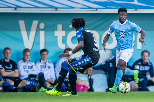 IFK Göteborgs Sam Adekugbe (ryggen mot kameran) och Malmö
