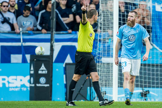 Malmö FFs Jo Inge Berget i diskussion med domare Andreas