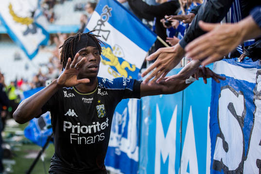 IFK Göteborgs Sam Adekugbe tackar publiken