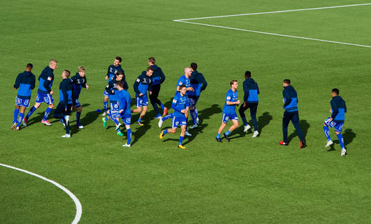GIF Sundsvall värmer upp innan fotbollsmatchen i