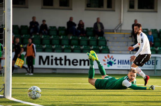 Örebros målvakt Oscar Jansson ser bollen gå precis