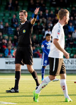 Domare Magnus Lindgren dömer hönra
