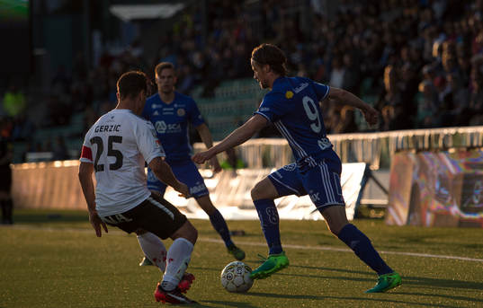 Örebros Nordin Gerzic och Sundsvalls Linus Hallenius i