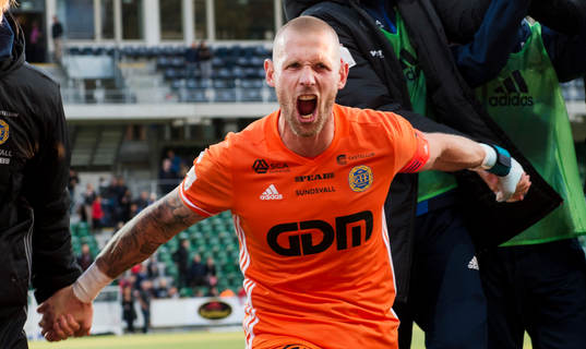 Sundsvalls målvakt Tommy Naurin jublar