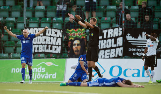 Domare Magnus Lindgren blåser av matchen och Sundsvalls