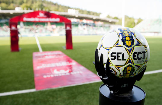 En boll innan fotbollsmatchen i Allsvenskan mellan GIF