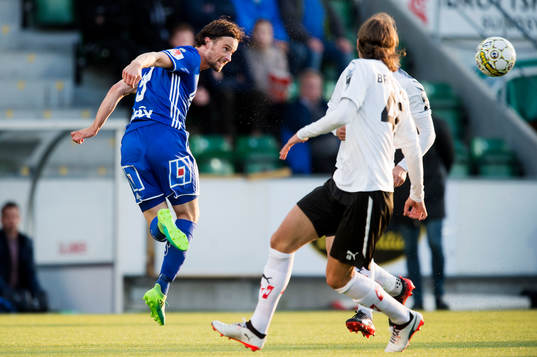 Sundsvalls Linus Hallenius nickar fram till Peter Wilson