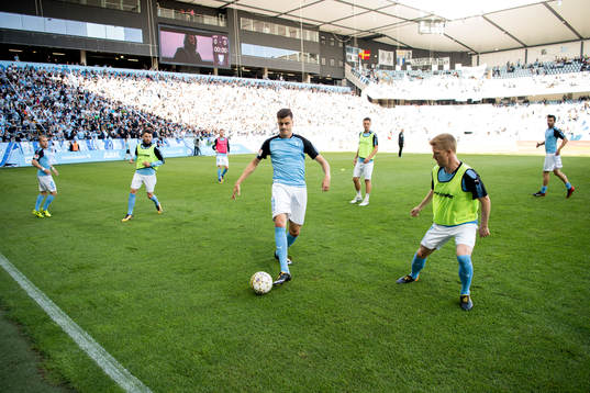 Malmö FFs spelare värmer upp